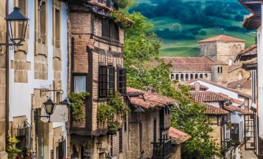 Kuzey İspanya, Cantabria 'da tarihi bir kasaba olan Santillana del Mar' ın büyüleyici ortaçağ köyü. Ne bir aziz (Santo), ne bir düzlük (llana) ne de bir deniz kenti (Mar) olduğu için Üç Yalancı Kasabası 'nı çağırdı. Yine de...