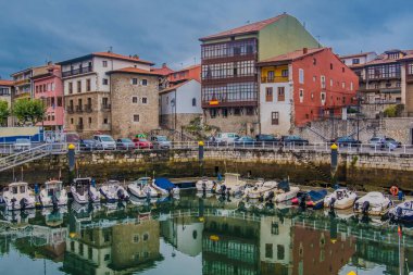 Llanes, Cantabrian Denizi 'nde, Asturias Prensliği, Kuzeybatı İspanya. Güneyde Picos de Europa 'nın kuzeyindeki Sierra del Cuera' nın yüksek tepesi ve İspanya 'nın Costa Verde' nin (Yeşil Kıyı) bir kısmı tarafından çevrelenmiştir.