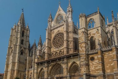 Leon 'un Santa Maria Katedrali Roma hamamının yıkıntıları üzerine inşa edildi. Leon şehrinin başkenti, Leon Kalesi, İspanya. Romalılar tarafından askeri kamp (Legio) olarak kurulmuştur. Tarihi ve mimarisi nedeniyle UNESCO Dünya Mirası Alanı