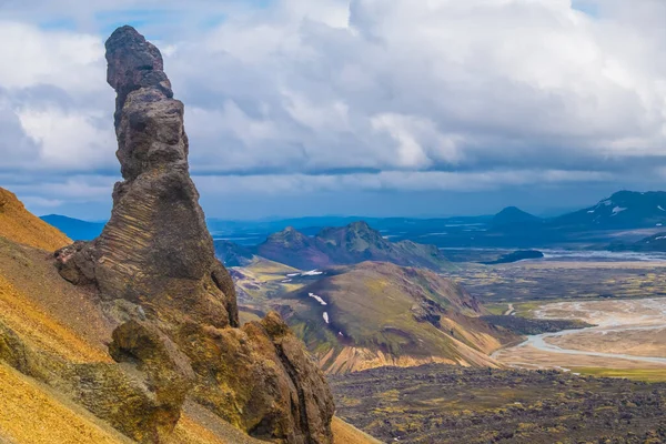 アイスランドのハイランド地方のラウグラーン溶岩原の端にあるFjallabak自然保護区のLandmannalauarの素晴らしい風景の中にあるBrennisteinsalda 硫黄の波 有名な4つのユニークな万華鏡岩流紋岩 — ストック写真