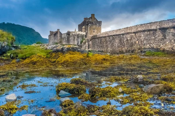 İskoçya 'nın batı Highlands' ta, üç deniz gölünün birleştiği, Loch Duich, Loch Long ve Loch Alsh Gölü 'nün birleştiği küçük gelgit adasında inşa edilen Eilean Kalesi' nin pitoresk kalıntıları..