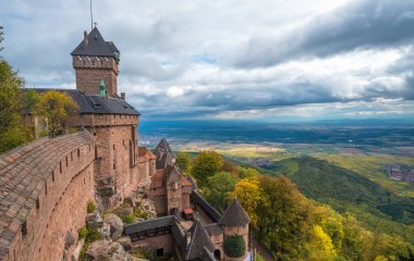 Haut-Koenigsbourg Şatosu, Vosges dağlarında bir ortaçağ kalesi, Orschwiller, Bas-Rhin, Alsace, Fransa, Slestat 'ın batısında. Yukarı Ren Ovası 'na bakan kayalıklara tünemiş..