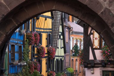 Riquewihr (Reichenweier), Fransa 'nın Alsace eyaletinde yer alan Haut-Rhin bölgesinde şarap üreten bir köy..