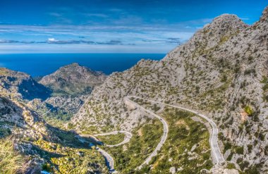 Sa Calobra Yolu, dünyanın en manzaralı ve en görkemli yollarından biri, 360 dereceye kadar çıkan dönüşleri de dahil olmak üzere yılan şeklindeki şekliyle ünlü. Mayorka (Mallorca), Baleraic Adaları, İspanya