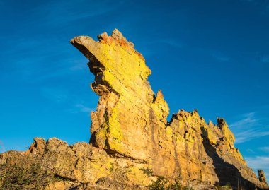 Çarpıcı kaya oluşumları, Isalo Ulusal Parkı, Ihorombe Bölgesi, Madagaskar. Kum taşı oluşumları, derin kanyonlar, palmiye ağaçlı vahalar, çayırlar ve zengin yaban hayatı dahil olmak üzere çok çeşitli bölgeleriyle tanınır.