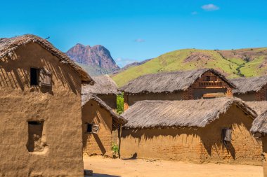 Geleneksel Bara köyleri, Isalo Ulusal Parkı yakınlarındaki Madagaskar merkez platosunun güney kesimindeki efsanevi Ulusal Yol 7 'yi noktalıyor.