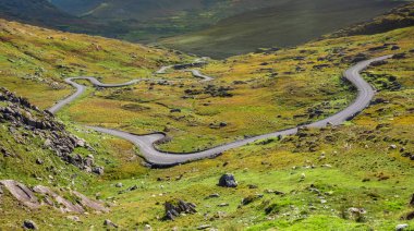 Healy pass, Ring of Beara, turistler tarafından Kerry 'den daha az tanınıyor. Doğal güzellikler, vahşi manzaralar, bozulmamış deniz manzaraları ve vahşi yaşam..