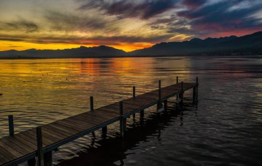 Rapperswil, İsviçre yakınlarındaki Yukarı Zürih Gölü kıyılarında çarpıcı bir gün batımı.