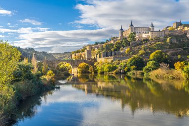 Puente de Alcantara, Toledo, Catile-La Mancha, İspanya 'da Tagus Nehri boyunca uzanan bir Roma kemer köprüsü. Haber Arap Köprüsü 'nden geliyor.