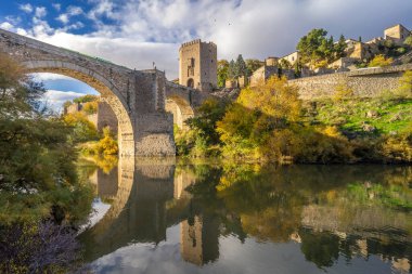 Puente de Alcantara, Toledo, Catile-La Mancha, İspanya 'da Tagus Nehri boyunca uzanan bir Roma kemer köprüsü. Haber Arap Köprüsü 'nden geliyor.