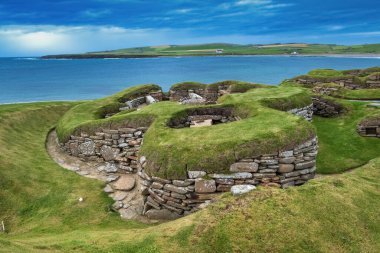 Skara Brae, İskoçya 'nın Orkney takımadasındaki en büyük ada olan ana karadaki Skaill Körfezi' nde taş gibi bir Neolitik yerleşim yeri..