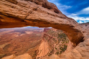 Mesa Arch, Canyonlands Ulusal Parkı, Utah, ABD. Çarpıcı kanyonlar, kayıklar ve kalçalar Colorado, yeşil ve akarsu nehirleri tarafından aşınmış.