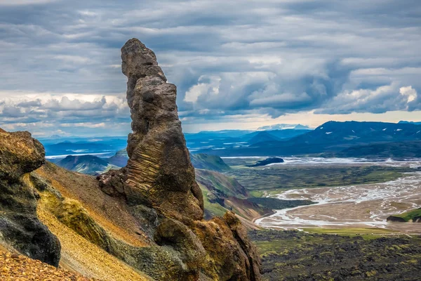 アイスランドのハイランド地方のローガヴェールハイキングコースに沿って ランドマンナローガルや溶岩の岩の形のシュールな風景 — ストック写真