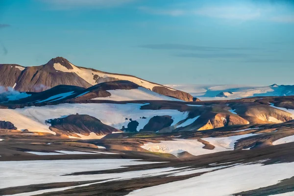 アイスランドのハイランドにある有名なローヴェグルハイキングコースに沿って ファジャラバク自然保護区のフラフニンヌスカ 黒曜石のサンゴ礁 キャンプ場近くの雪に覆われた夏のハイキングコース — ストック写真