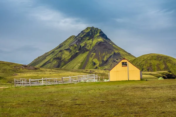 アイスランドのハイランド地方のハバンギルキャンプ場近くにある古代の農家 — ストック写真