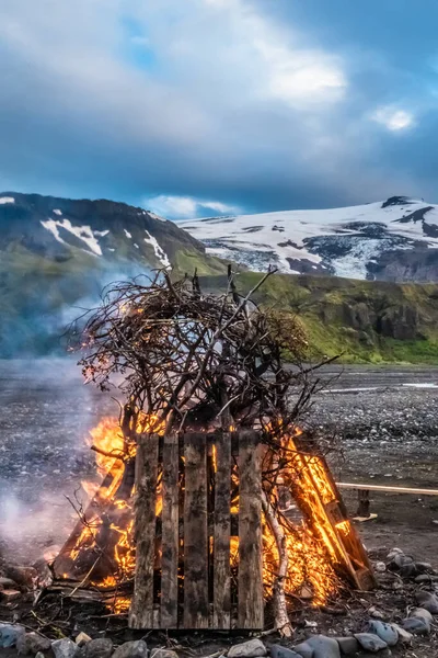 Rituální Táborák Během Letního Slunovratu Uprostřed Surrealistické Krajiny Thorsmorku Islandské — Stock fotografie