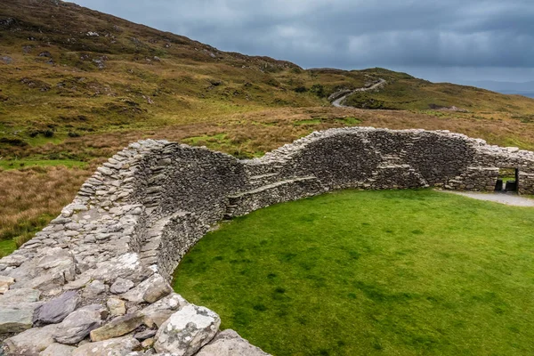 Staigue taş kalesinin kalıntıları, Demir Çağı 'nın sonlarında havan topu kullanılmadan inşa edilmiş bir mühendislik harikası, Ring of Kerry, County Kerry, İrlanda