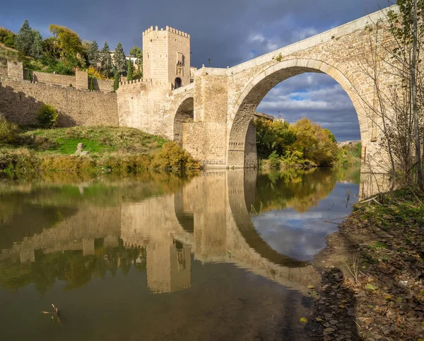Puente Alcantara Římský Obloukový Most Toledu Catile Mancha Španělsko Přes — Stock fotografie