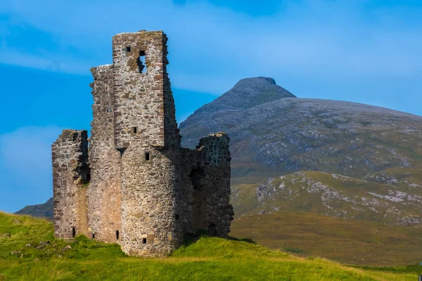 Fascynujące Ruiny Zamku Ardvreck Stojącego Skalistym Cyplu Wychodzącym Loch Assynt — Zdjęcie stockowe