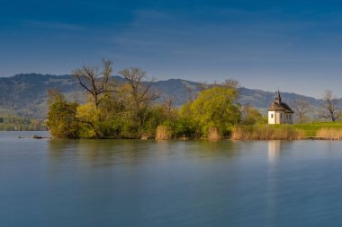 Tarihsel St. Meinrad Chappel, İsviçre 'nin Bollingen kenti yakınlarındaki Yukarı Zürih Gölü kıyısındaki cennet gibi bir yarımadada yer almaktadır.