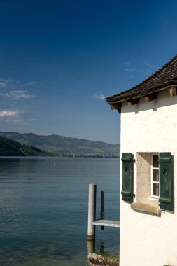 Schmerikon, Linth Nehri 'nin göle karıştığı Yukarı Zürih Gölü' nün (Obersee) başında yer alır. St. Gallen, İsviçre