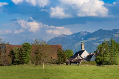 Yukarı Zürih Gölü (Obersee) St. Gallen, İsviçre 'de bulunan Wurmsbach Manastırı (Kloster Mariazell-Wurmsbach).