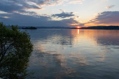 Yukarı Zürih Gölü 'nün (Obersee) kıyılarında, Rapperswil yakınlarında, St. Gallen, İsviçre