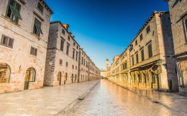 Stradun (diğer adıyla Placa, Stradone, Corso), Hırvatistan 'ın Dubrovnik kentinin ana caddesi. Şehrin tarihi bölümünde Dubrovnik Duvarları ile çevrili, kireçtaşı döşeli bir yaya sokağı.. 