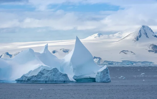 빙산을 포함하여 빙산들 사이를 항해하던 남극의 로스빙붕에서 표류하던 — 스톡 사진