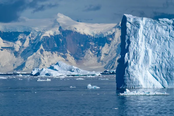 Navigeer Door Adembenemende Kustlandschappen Langs Het Antarctische Continent — Stockfoto