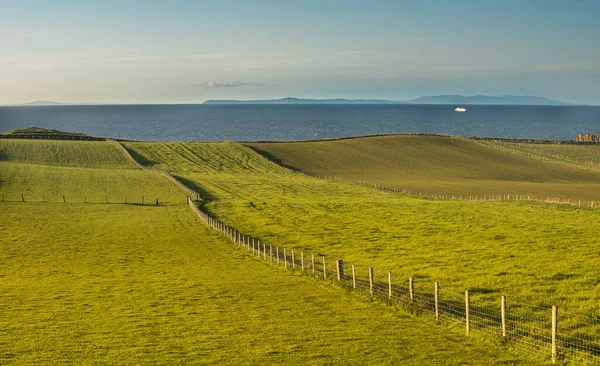 Atemberaubende Küstenlandschaften Über Landwirtschaftliche Felder Die Hohen Klippen Enden Nordirland — Stockfoto