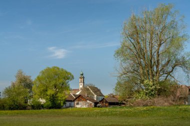 Yukarı Zürih Gölü (Obersee) St. Gallen, İsviçre 'de bulunan Wurmsbach Manastırı (Kloster Mariazell-Wurmsbach).