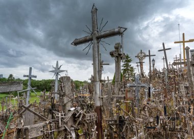 Katolik hacıların yüzyıllardır binlerce haç ve diğer dini semboller bıraktığı Kuzey Litvanya 'daki büyüleyici haç tepeleri..