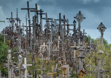 Katolik hacıların yüzyıllardır binlerce haç ve diğer dini semboller bıraktığı Kuzey Litvanya 'daki büyüleyici haç tepeleri..