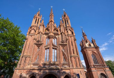 Litvanya 'nın Vilnius Eski Kasabası' ndaki çarpıcı St. Anne Kilisesi. Gerek Flamboyant Gotik gerekse Brick Gotik stillerinin önemli bir örneği ve UNESCO Dünya Mirası sitesi.