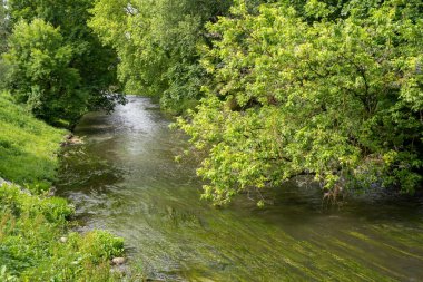 Uzupis bölgesi boyunca uzanan Vilinia nehri Litvanya 'nın eski Vilnius kasabasında alternatif bir mahalle..