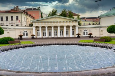 Litvanya 'nın Vilnius Eski Kasabası' ndaki tarihi Başkanlık Sarayı. Aslen 14. yüzyıla dayanıyor..