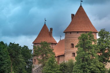 Trakai Adası Kalesi, Trakai, Litvanya, Galve Gölü 'nde bir ada. 14. yüzyılda inşa edildi. Litvanya Büyük Dükalığı 'nın ana merkezlerinden biriydi.