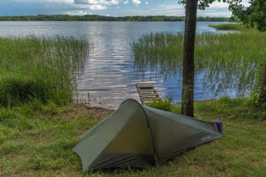 Litvanya 'daki Aukstaitija Ulusal Parkı' ndaki Goergeous Göl Kenarı 'ndaki kamp alanları. Litvanya 'nın ilk milli parkı.