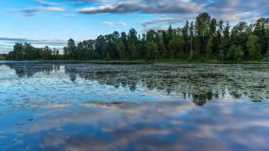 Çekici Sigulda 'daki Lakeside kamp alanı, Letonya' nın Vidzeme Bölgesi 'ndeki Gauja Nehri vadisinde küçük bir kasaba.