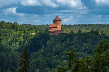 Turaida Şatosu, Turaida 'da bir ortaçağ şatosu, Letonya' nın Vidzeme bölgesindeki Gauja Milli Parkı 'nda, Sigulda' dan Gauja Nehri 'nin karşı kıyısında..