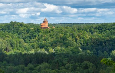 Turaida Şatosu, Turaida 'da bir ortaçağ şatosu, Letonya' nın Vidzeme bölgesindeki Gauja Milli Parkı 'nda, Sigulda' dan Gauja Nehri 'nin karşı kıyısında..
