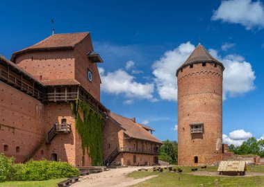 Turaida Şatosu, Turaida 'da bir ortaçağ şatosu, Letonya' nın Vidzeme bölgesindeki Gauja Milli Parkı 'nda, Sigulda' dan Gauja Nehri 'nin karşı kıyısında..