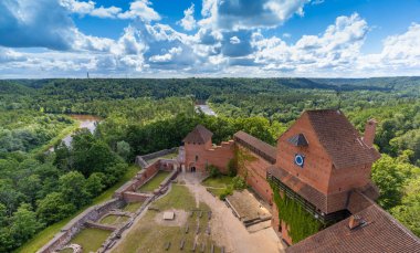 Turaida Şatosu, Turaida 'da bir ortaçağ şatosu, Letonya' nın Vidzeme bölgesindeki Gauja Milli Parkı 'nda, Sigulda' dan Gauja Nehri 'nin karşı kıyısında..