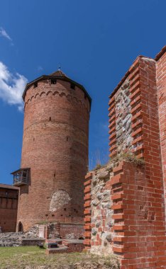 Turaida Şatosu, Turaida 'da bir ortaçağ şatosu, Letonya' nın Vidzeme bölgesindeki Gauja Milli Parkı 'nda, Sigulda' dan Gauja Nehri 'nin karşı kıyısında..