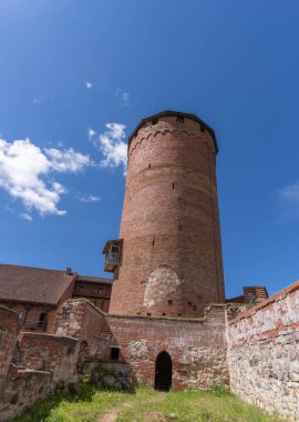 Turaida Şatosu, Turaida 'da bir ortaçağ şatosu, Letonya' nın Vidzeme bölgesindeki Gauja Milli Parkı 'nda, Sigulda' dan Gauja Nehri 'nin karşı kıyısında..