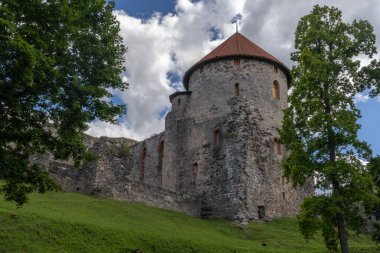 Cesis Castle, Letonya 'daki en ikonik ortaçağ kalelerinden biri. Kalenin temelleri 800 yıl önce Livonyalı Kılıç Kardeşler tarafından atılmıştı..