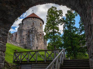 Cesis Castle, Letonya 'daki en ikonik ortaçağ kalelerinden biri. Kalenin temelleri 800 yıl önce Livonyalı Kılıç Kardeşler tarafından atılmıştı..