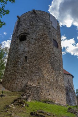 Cesis Castle, Letonya 'daki en ikonik ortaçağ kalelerinden biri. Kalenin temelleri 800 yıl önce Livonyalı Kılıç Kardeşler tarafından atılmıştı..