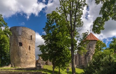Cesis Castle, Letonya 'daki en ikonik ortaçağ kalelerinden biri. Kalenin temelleri 800 yıl önce Livonyalı Kılıç Kardeşler tarafından atılmıştı..